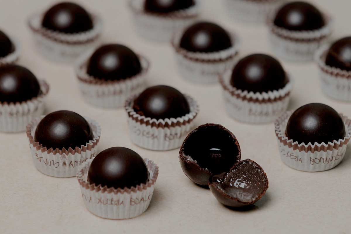 <strong>Un guscio di cioccolato <br> al 70%, un cuore liquido al rum</strong>