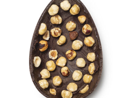 Uovo di Pasqua con nocciole intere